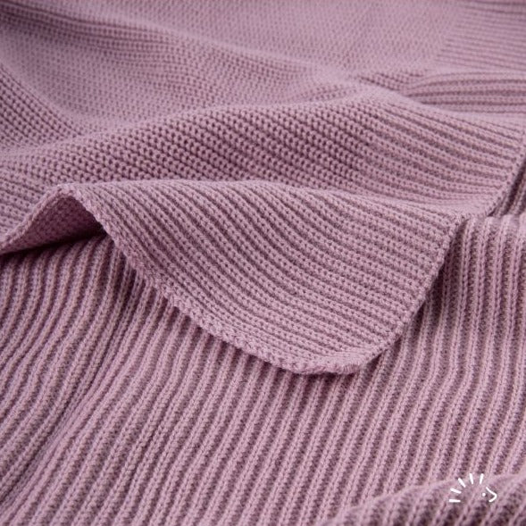 Die Strickdecke aus kbT Wollstrick ist ein hochwertiger, wärmender Begleiter von klein auf.rosa