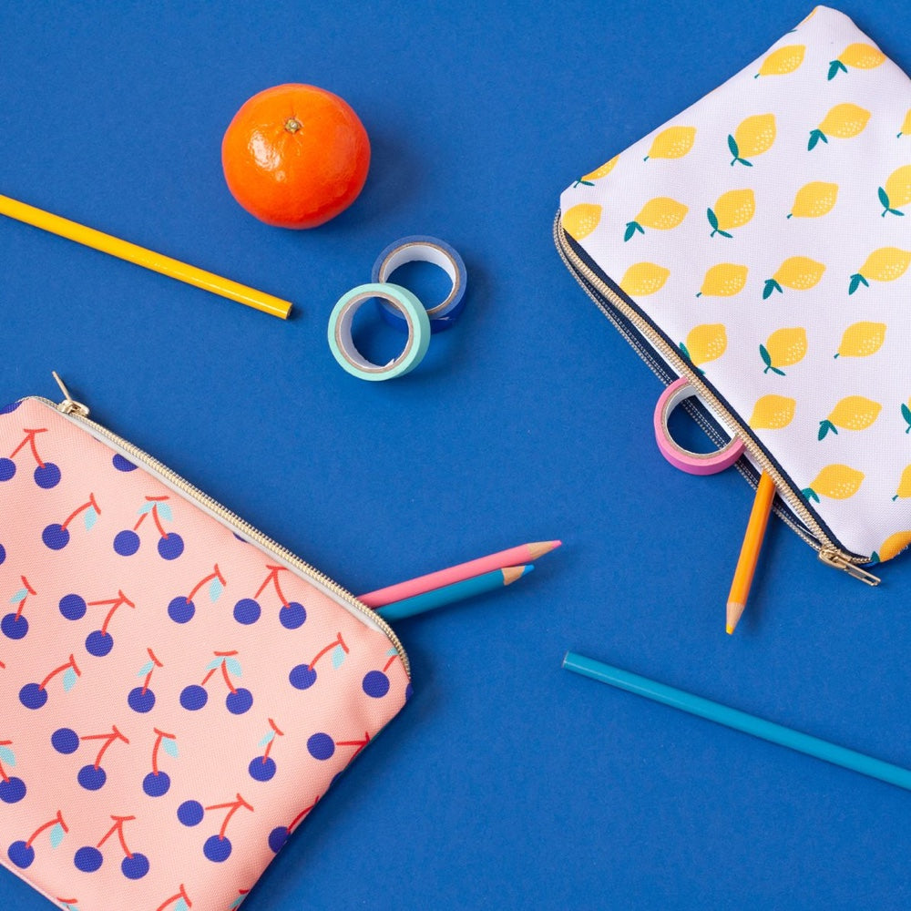 Diese hübsche Tasche besteht aus recyceltem Polyester. Perfekt zum Aufbewahren von Stiften, Make-up oder Krimskrams. rosa-grün mit Kirschen