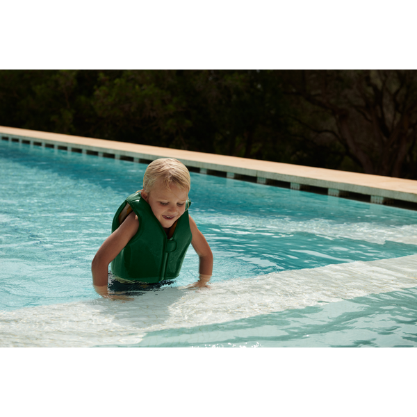Die Dove Schwimmweste ist aus leichtem und flexiblem Material hergestellt, das sich nicht klobig anfühlt und deinem Kind ultimative Bewegungsfreiheit ermöglicht, während es Spaß im Pool oder im Meer hat.paint-stroke