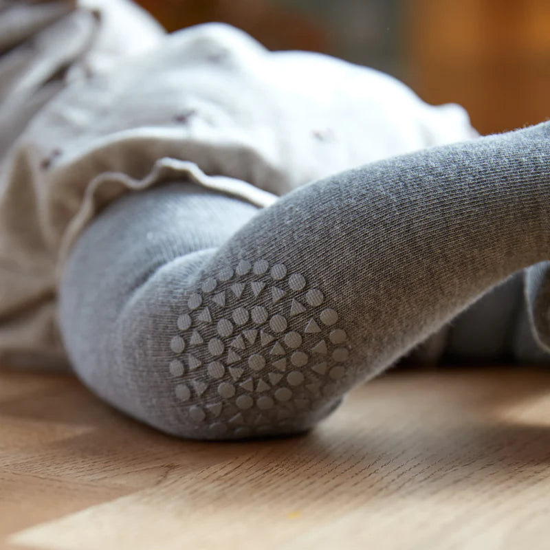GoBabyGo Krabbelstrumpfhosen haben speziell entworfene Gumminoppen auf den Knien, unter den Füßen und auf den Zehen, so dass das Kind nicht rutscht, wenn es damit anfängt zu krabbeln und oder zu gehen.