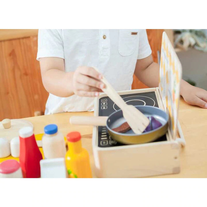 Kochgeschirrset von PlanToys Das Kochgeschirrset besteht aus einer Bratpfanne, einem Topf mit Deckel, einem Stieltopf, einem Pfannenwender und einem Wender.