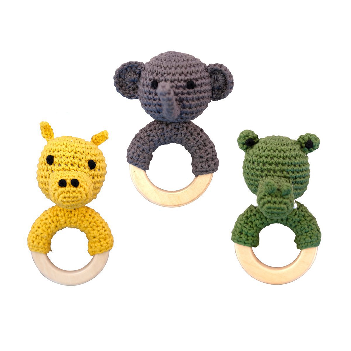 Handgemachte Häkelrasseln in 3 Tiermotiven: Nilpferd, Elefant und Krokodil. Einzeln verpackt in einer schönen Geschenktasche aus Baumwolle.