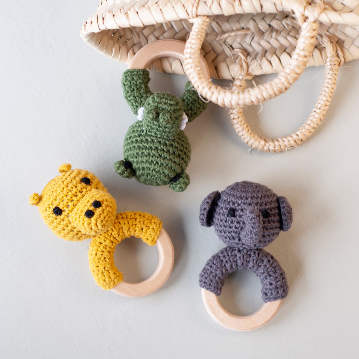 Handgemachte Häkelrasseln in 3 Tiermotiven: Nilpferd, Elefant und Krokodil. Einzeln verpackt in einer schönen Geschenktasche aus Baumwolle.