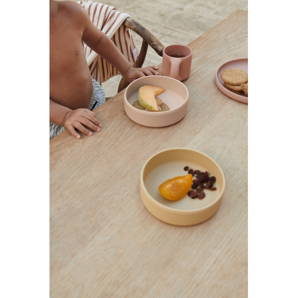 Das Kinder-Geschirrset Andie Junior Set ist perfekt für Frühstück, Mittag- und Abendessen - weich im Griff, kühl und macht das Essen noch mehr Spaß.  - Schönes, stilistisches und organisches Design - Unzerbrechlich - Leichtes Gewicht - In erster Linie für größere Kinder konzipiert