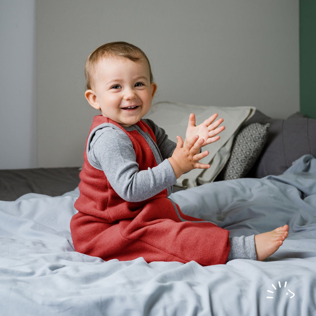 Der Schlafsack mit Beinen aus GOTS zertifiziertem Baumwollfleece ist bequem, praktisch und sogar mitwachsend – ein echter Allrounder! rotbraun