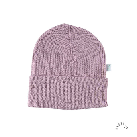 Die Mütze ist aus feiner kbT Wolle gestrickt und bietet Schutz in der kalten Jahreszeit.