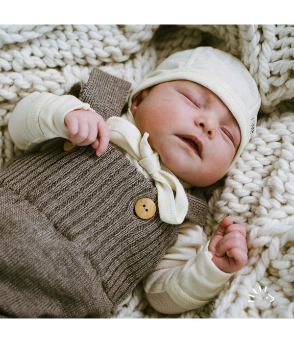 Die Babymütze aus zertifizierter Wolle-Seide bietet idealen Schutz für die Kleinsten.

Der menschliche Körper verliert ca. 30% der Körperwärme über den Kopf, daher ist es besonders wichtig, das Babyköpfchen zu schützen.
