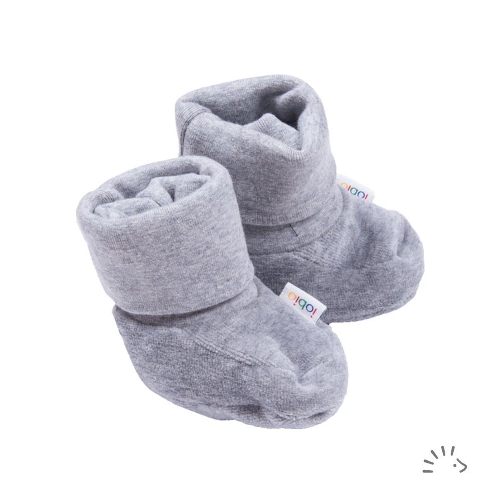 nsere Babyschuhe aus zertifizierter Baumwolle bieten den Kleinsten Schutz und spenden Wärme. Ein Elasticbund sorgt für den optimalen Halt und leichtes Hineinschlüpfen.