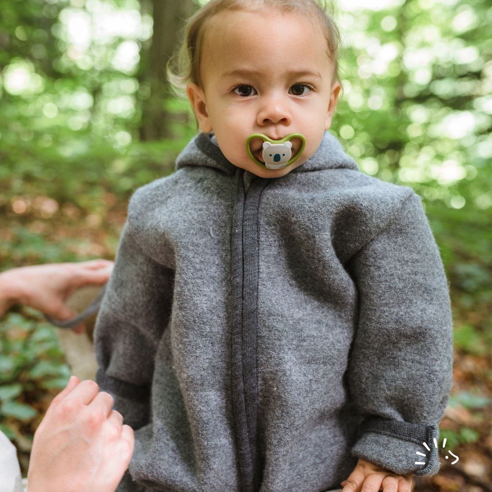 Der Overall aus zertifiziertem Wollwalk ist ideal für die Winterzeit.anthrazit