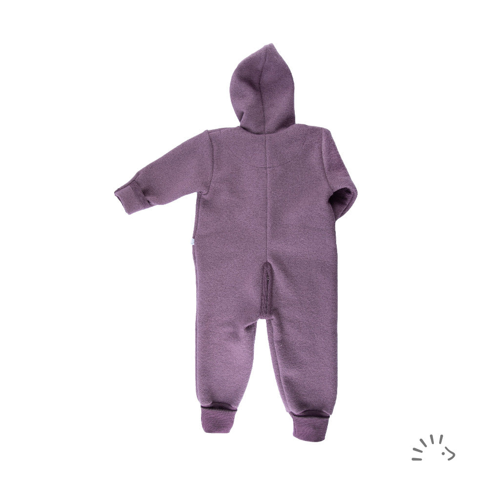 Der Overall aus zertifiziertem Wollwalk ist ideal für die Winterzeit.lila