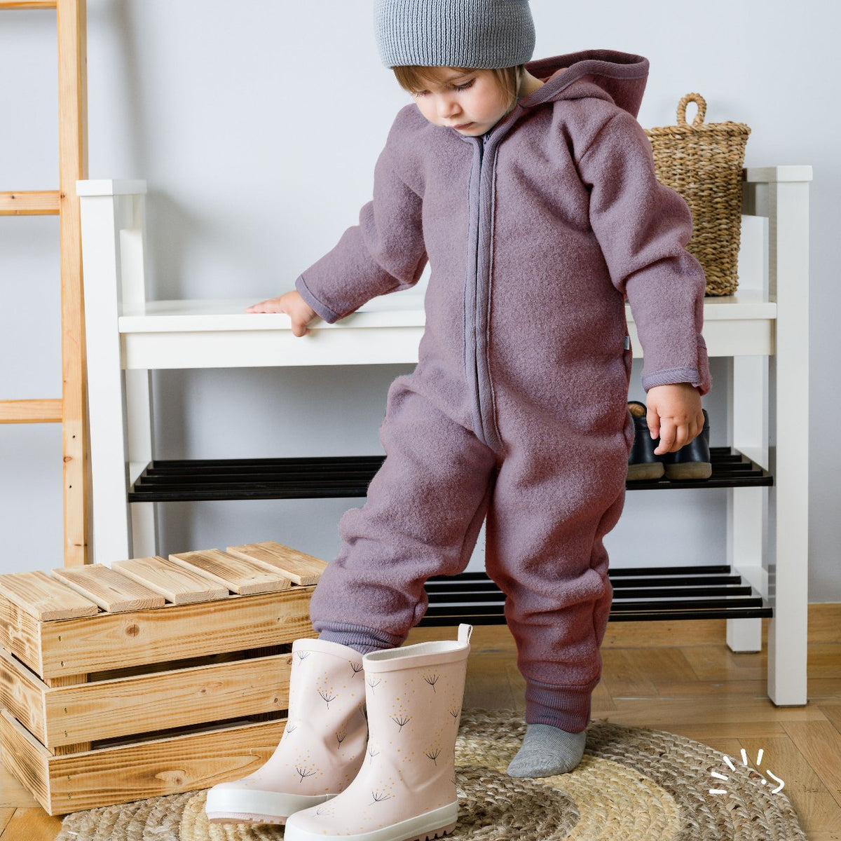 Der Overall aus zertifiziertem Wollwalk ist ideal für die Winterzeit.lila