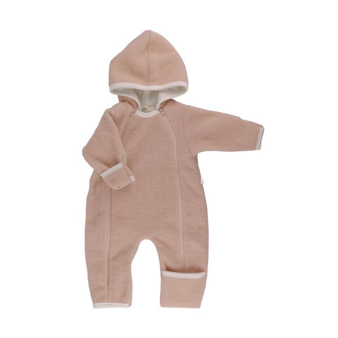 Der Fleeceoverall für Babies aus zertifizierter Wolle ist ideal für die kalte Jahreszeit. Schafwolle wird seit jeher für ihre natürliche thermoregulierende Wirkung geschätzt.rose