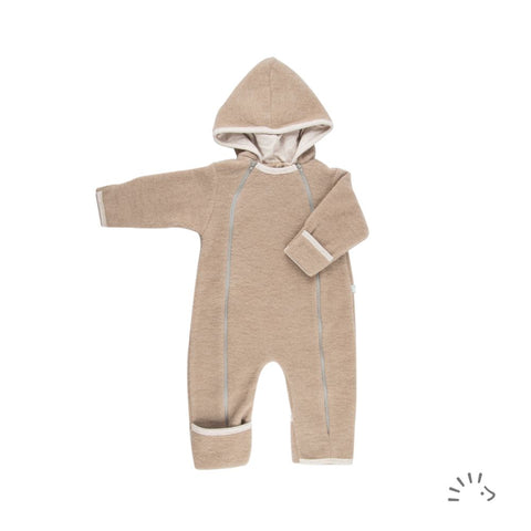 Der Fleeceoverall für Babies aus zertifizierter Wolle ist ideal für die kalte Jahreszeit. Schafwolle wird seit jeher für ihre natürliche thermoregulierende Wirkung geschätzt.beige