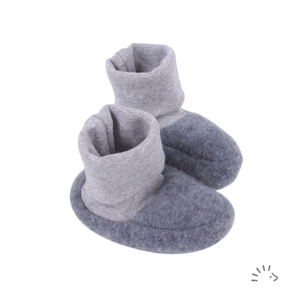 Weiche Babyfüßlinge von iobio Die Babyschuhe aus zertifiziertem Wollfleece sind ideal für die kalte Jahreszeit.