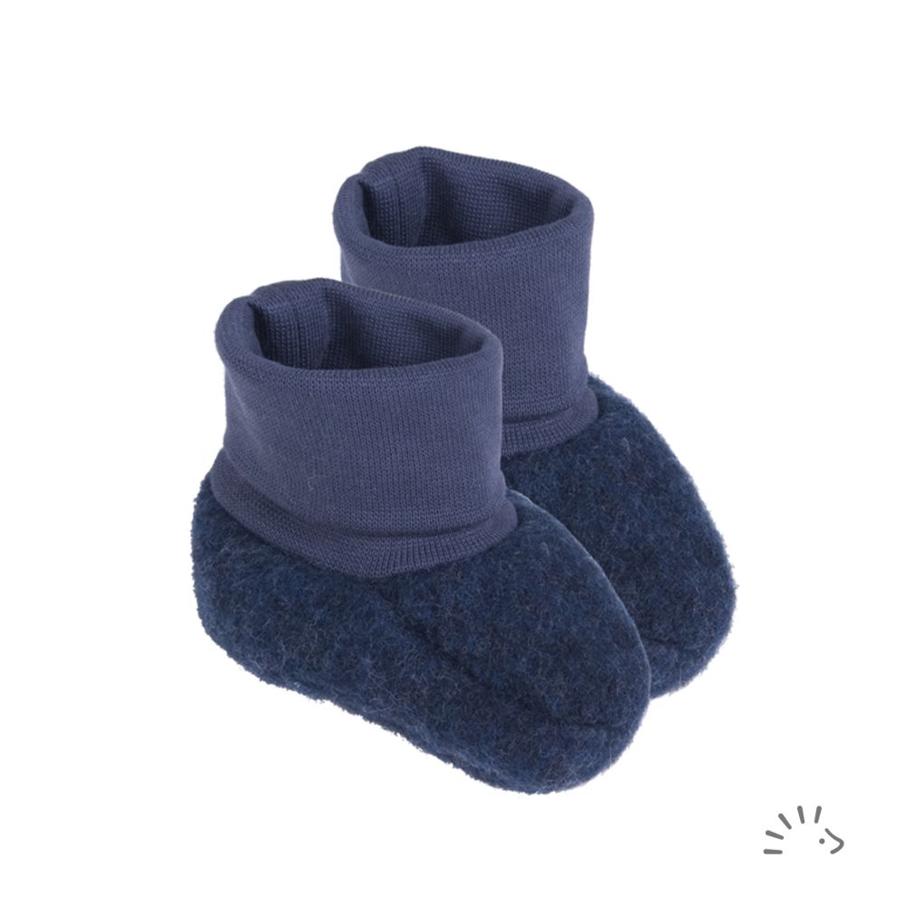 Weiche Babyfüßlinge von iobio Die Babyschuhe aus zertifiziertem Wollfleece sind ideal für die kalte Jahreszeit.