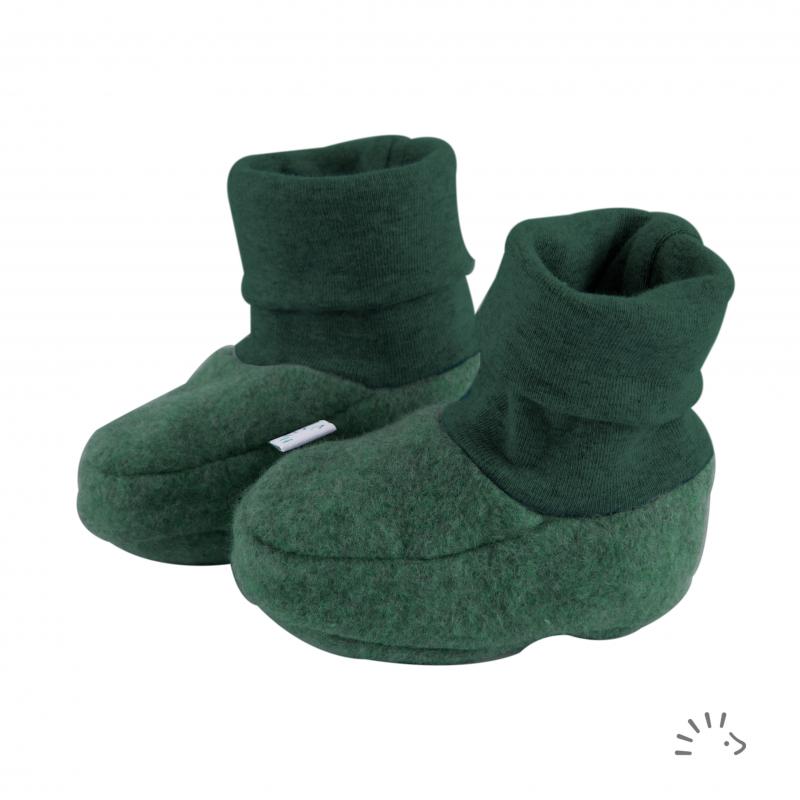 Weiche Babyfüßlinge von iobio Die Babyschuhe aus zertifiziertem Wollfleece sind ideal für die kalte Jahreszeit.