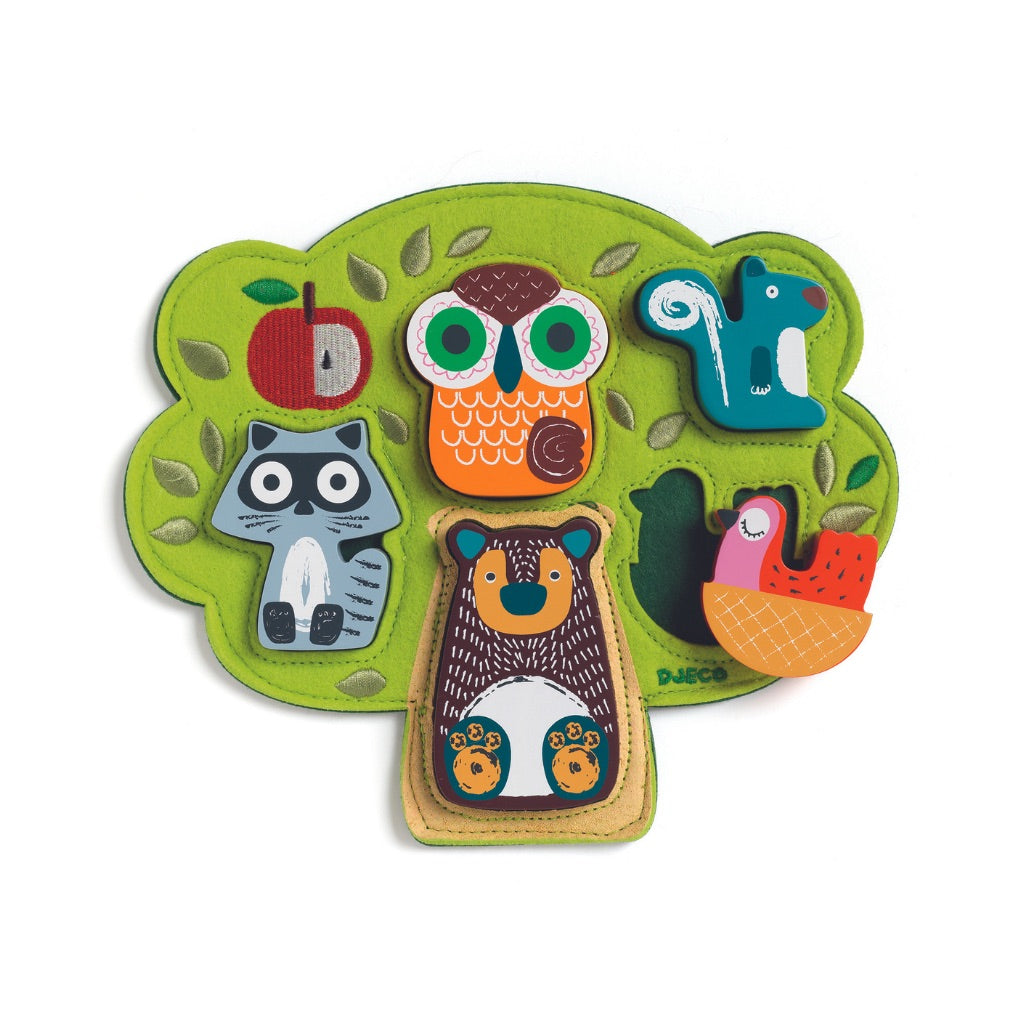 Greifen, entdecken, einpassen – das liebevoll gestaltete Holzpuzzle von Djeco ist perfekt für kleine Hände ab 1 Jahr. Die bunten, lackierten Holzfiguren werden in die passenden Formen der weichen Filzunterlage gelegt. Ganz nebenbei fördert das Puzzle die Feinmotorik, Konzentration und das erste logische Denken. Ohne Griffe – dafür ideal auch als Spielfiguren nutzbar!

