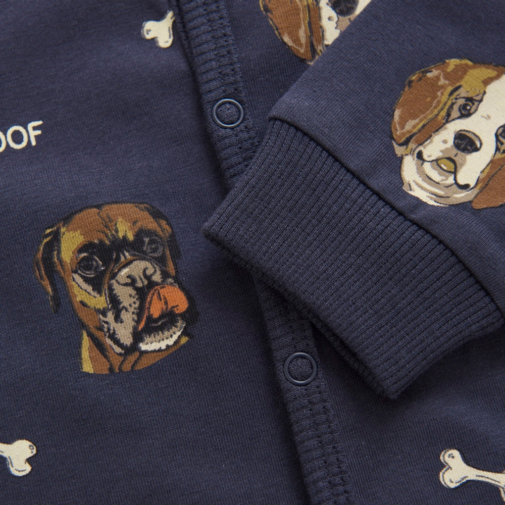 Süßer Schlafanzug mit Hundedruck von Minymo. Der Anzug besteht aus einer weichen Baumwollmischung. Er hat lange Ärmel und lange Beine. Detailaufnahme
