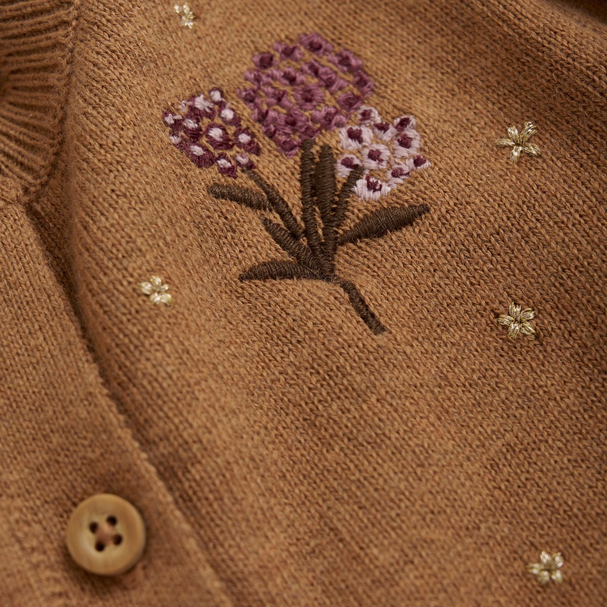 Cardigan Minymo in braun, Nahaufnahme, Blumenstickerei