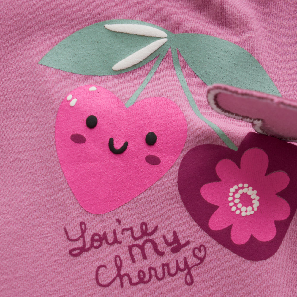 Nahaufnahme: Kirschen-Aufdruck mit Aufschrift "You're my cherry"