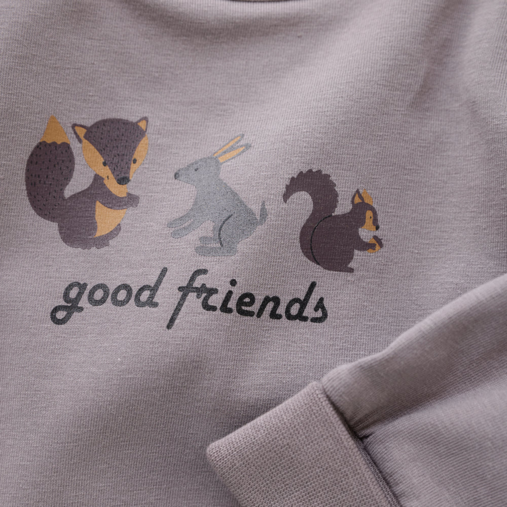 Nahaufnahme des liebevollen Tier-Prints auf der Vorderseite des Babybodys „Good Friends“.