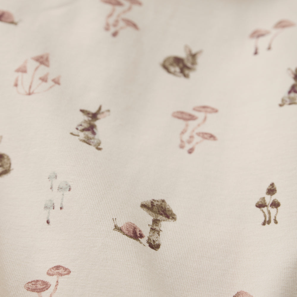 Nahaufnahme: Allover-Print Body langarm von Minymo mit Hasen und Pilzen