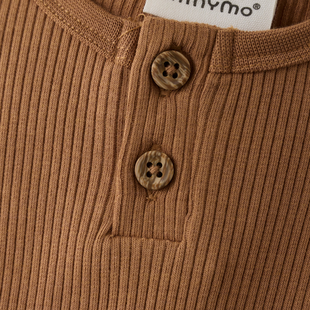 Nahaufnahme: Body Rib aus TENCEL in braun, Nahaufnahme der Knöpfe am Kragen