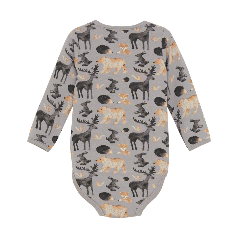 Rückseite des grauen Babybodys mit Allover-Muster aus Hase, Reh, Hirsch, Igel und Eichhörnchen.
