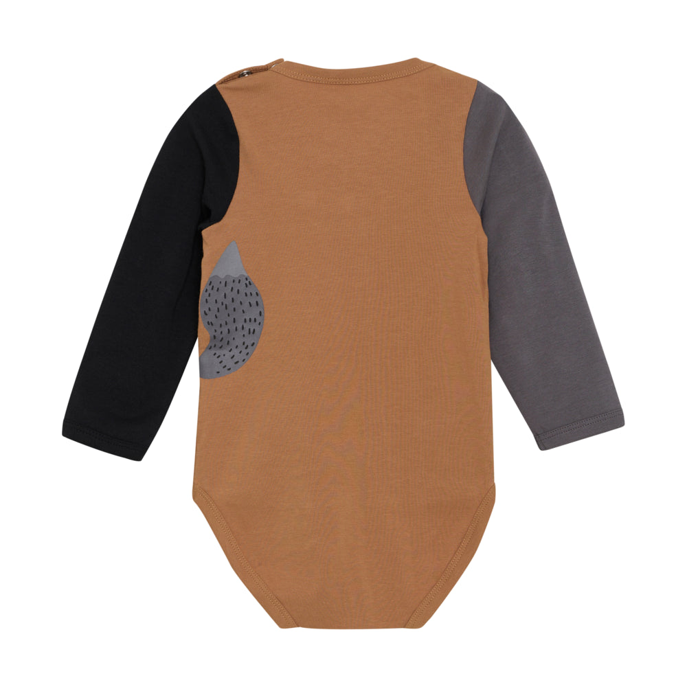 Rückseite des Babybodys mit aufgedrucktem Fuchsschwanz – humorvoll & detailverliebt.