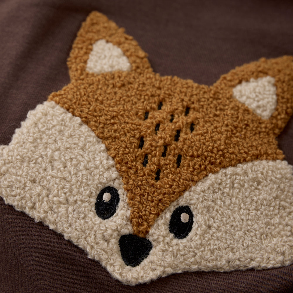 Detailaufnahme der Fuchs-Applikation und der beiden Knöpfe am Hals des Minymo Pullovers.