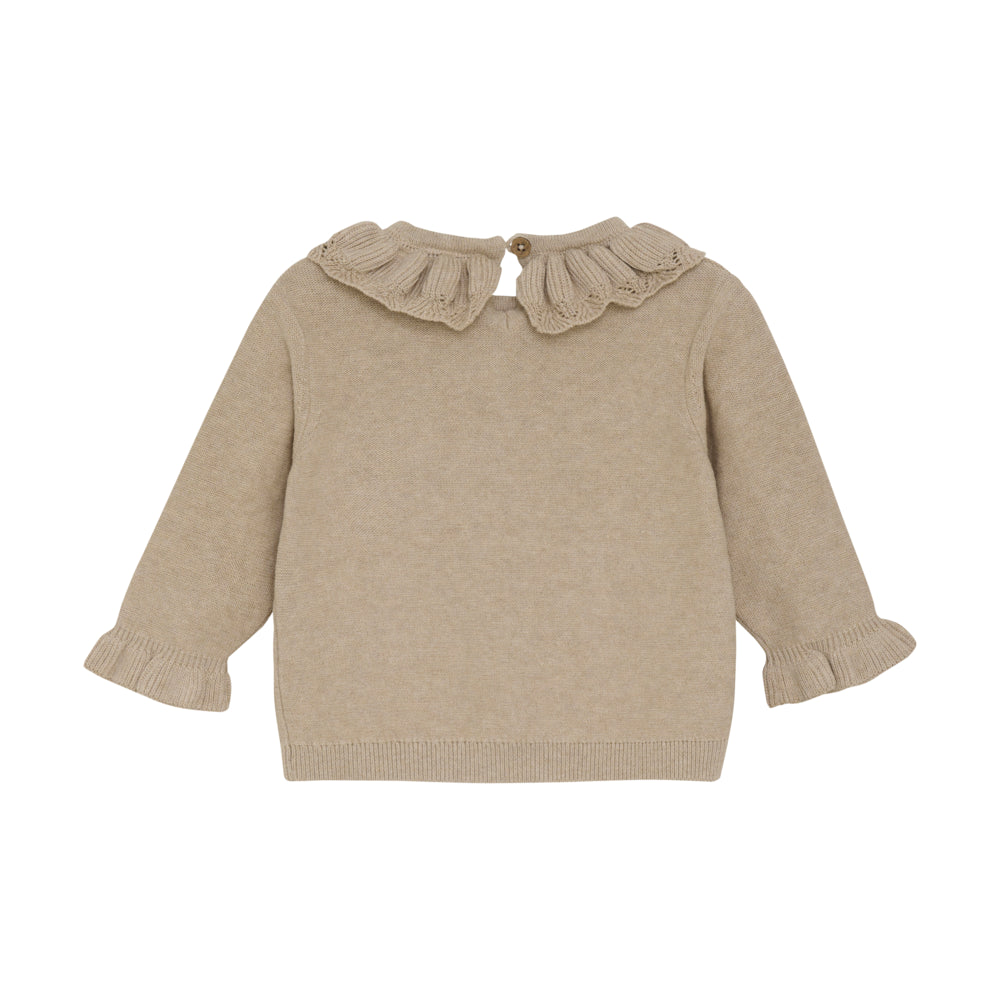 Rückseite des Minymo Strickpullovers mit Knopfverschluss und zartem Blumenstrickmuster.