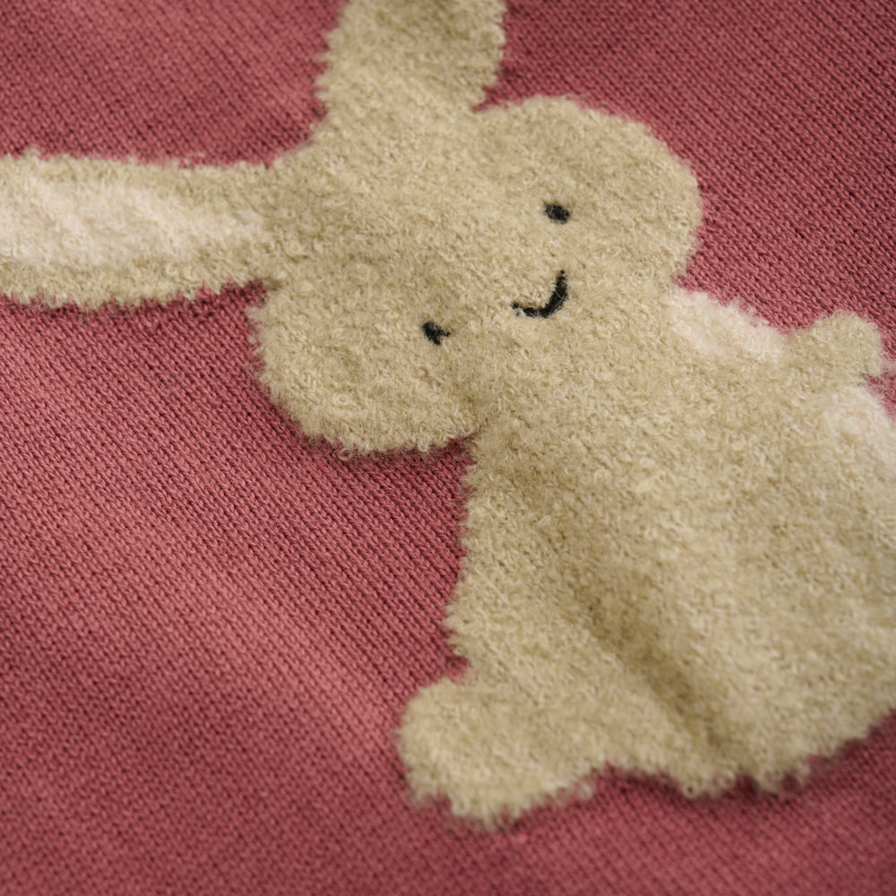 Detailansicht des Hasenmotivs und der feinen Strickstruktur des Minymo Pullunders für Mädchen.