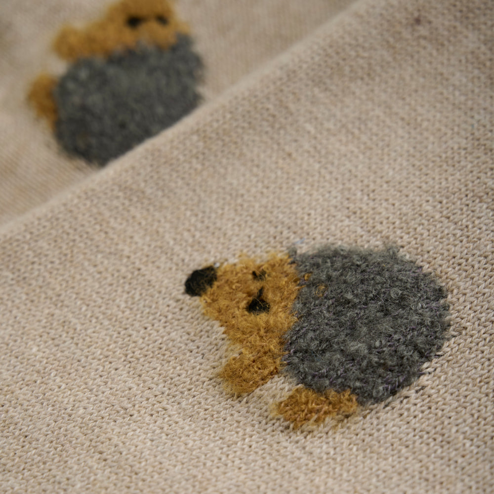 Detailansicht des niedlichen Igelmusters und der feinen Strickstruktur der Minymo Hose.