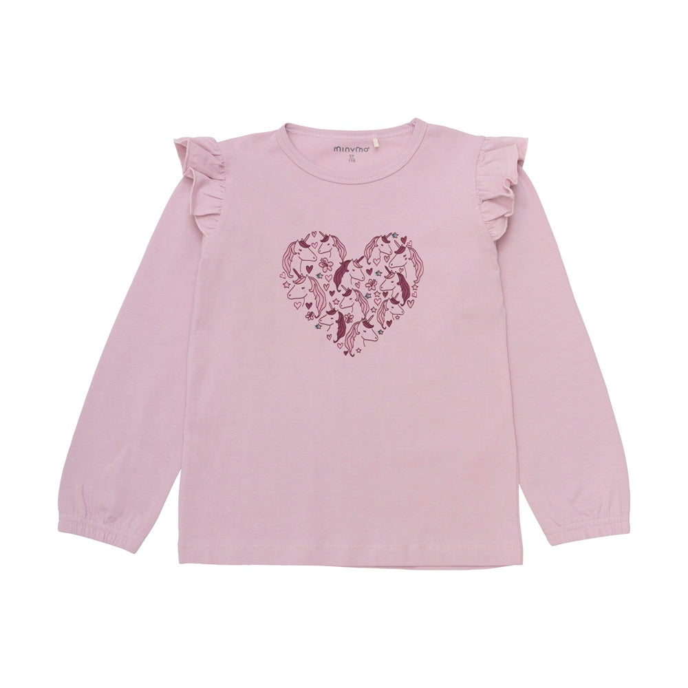 Pyjama von Minymo in rosa aus einer weichen Baumwollmischung. Das T-Shirt hat Rüschen an der Schulter und Stofffalten auf der Brust und ein Herz auf der Brust, das mit Einhörnern ausgefüllt ist. 