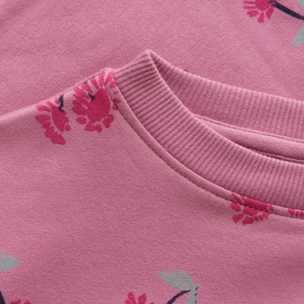 Nahaufnahme des Kirschen-Alloverprints auf dem Minymo Sweater in Mauve Orchid.