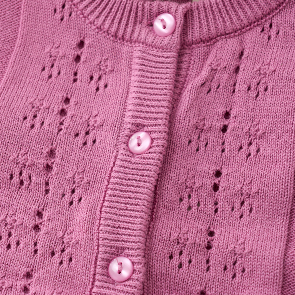 Detailaufnahme: Cardigan in rosa von Minymo, Knopfleiste und Lochmuster