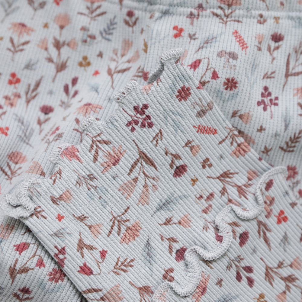 Nahaufnahme des weichen Rib-Stoffs mit Blumenprint der Minymo Leggings.