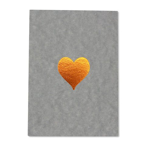 Postkarte von ava & yves Format: DIN A6Gedruckt auf hochwertiger HolzschliffpappeHergestellt in: Deutschland Motiv: Herz mit Kupferfolie
