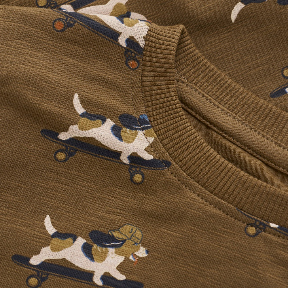 Langarmshirt mit Hundeaufdruck in braun von Minymo   Das T-Shirt besteht aus einer weichen Baumwollmischung. Nahaufnahme Kragen
