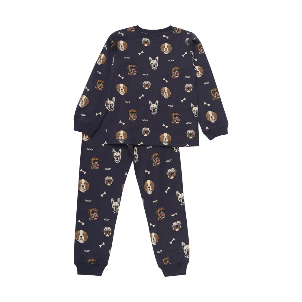 Der Pyjama besteht aus einem langärmeligen T-Shirt und einer Hose. Der Pyjama ist aus einer weichen Baumwollmischung gefertigt und hat einen Allover-Hundedruck. Die Hose hat einen Gummizug an der Taille, der für eine gute und bequeme Passform sorgt. Gerippte Kanten an Hals, Handgelenken und Knöcheln. Vorderansicht