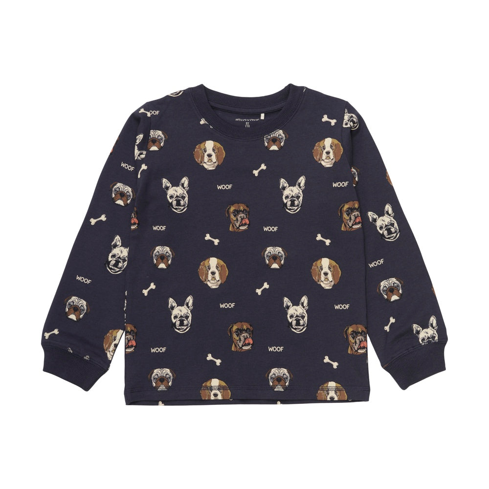 T-Shirt, Vorderansicht. 
Der Pyjama besteht aus einem langärmeligen T-Shirt und einer Hose. Der Pyjama ist aus einer weichen Baumwollmischung gefertigt und hat einen Allover-Hundedruck. Die Hose hat einen Gummizug an der Taille, der für eine gute und bequeme Passform sorgt. Gerippte Kanten an Hals, Handgelenken und Knöcheln. 
