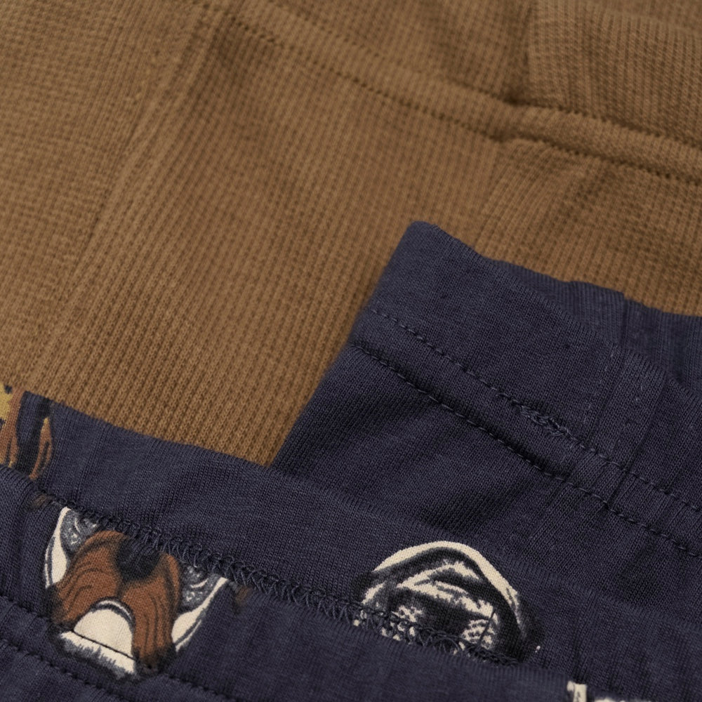 3er-Pack Boxershorts von Minymo. Das Pack besteht aus zwei einfarbigen Varianten und einer Variante mit Hundeaufdruck. Nahaufnahme Bund