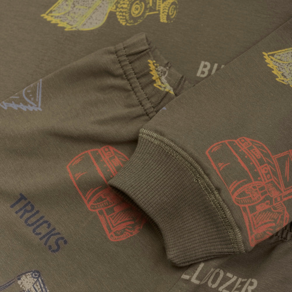 Süßer Pyjama mit All-over-Baggerprint von Minymo. Das Set besteht aus einem langärmeligen T-Shirt und einer Hose und ist aus einer weichen Baumwollmischung. Detailaufnahme