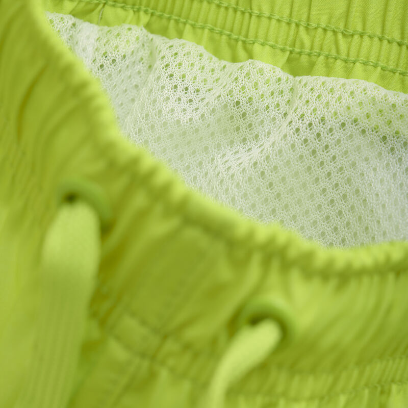 Detailaufnahme der Minymo Badeshorts – hautfreundlicher Stoff und praktischer Kordelzug für individuellen Sitz.
