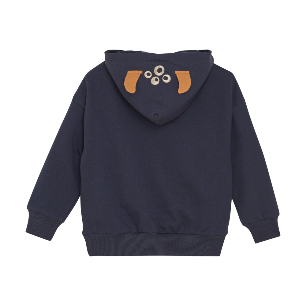 Rückseite: Auf Kaputze sind Hörner und Augen zu sehen, dunkelblauer Hoodie