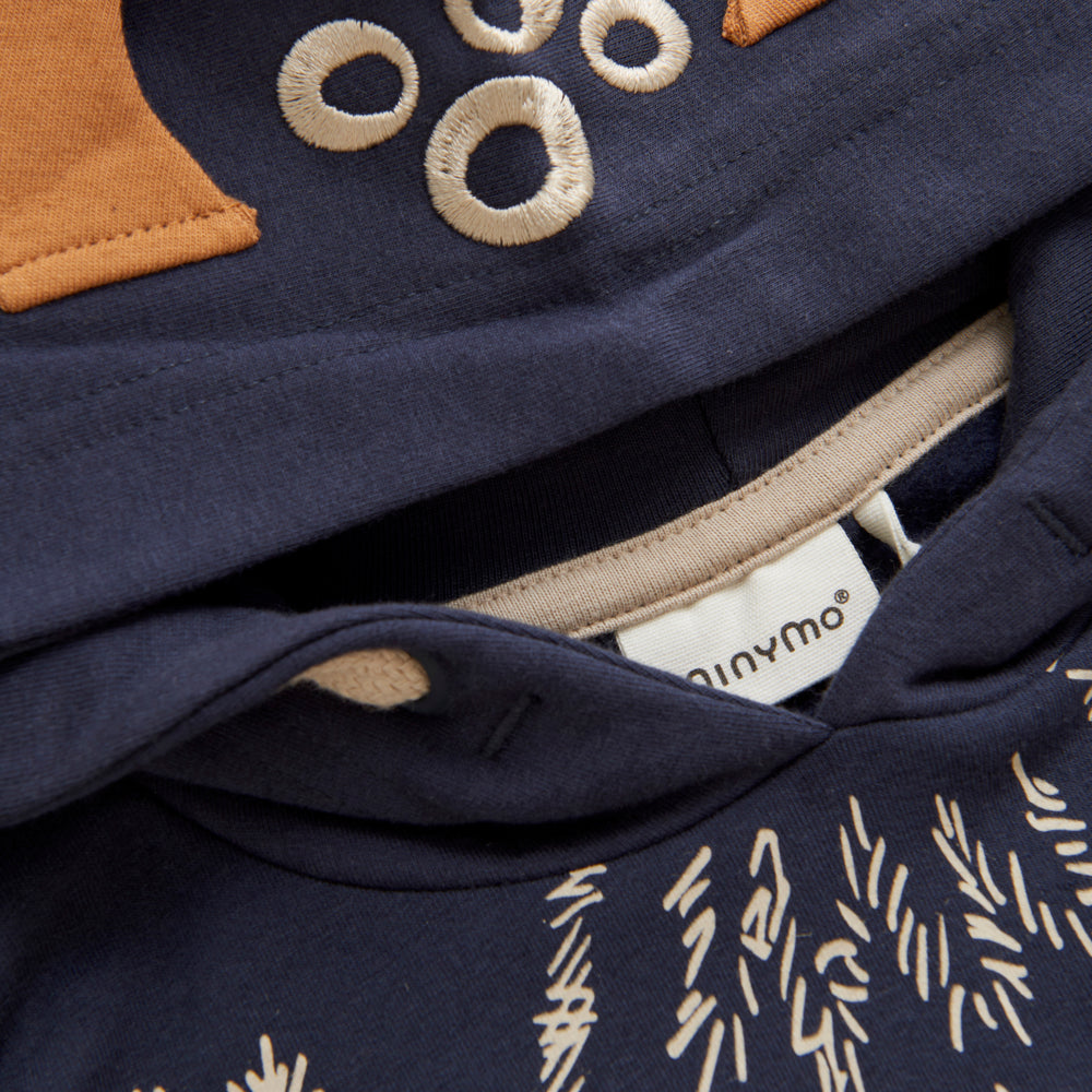 Nahaufnahme Hoodie dunkelblau von Minymo; Monsteraugen und Hörner