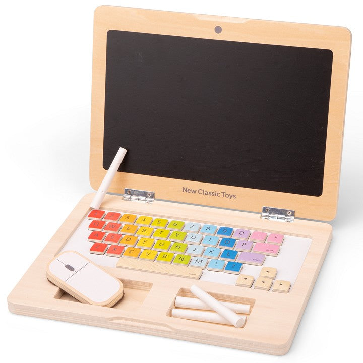 Laptop aus Holz, mit Tastatur und Maus, Holzspielzeug-Laptop von New Classic Toys – geöffnet mit Tastatur und Kreidetafel