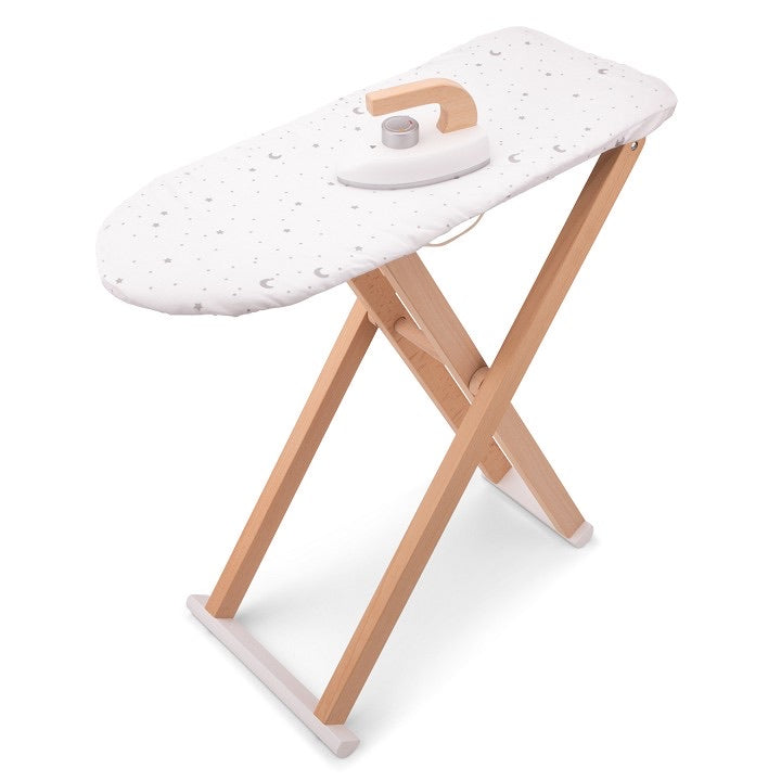 Es ist Waschtag! Mit diesem Bügelbrett und Bügeleisen aus Holz von New Classic Toys können Kinder auf spielerische Weise den Alltag nachahmen und ihre Fantasie entfalten. Das Bügelbrett lädt zum kreativen Spielen ein.