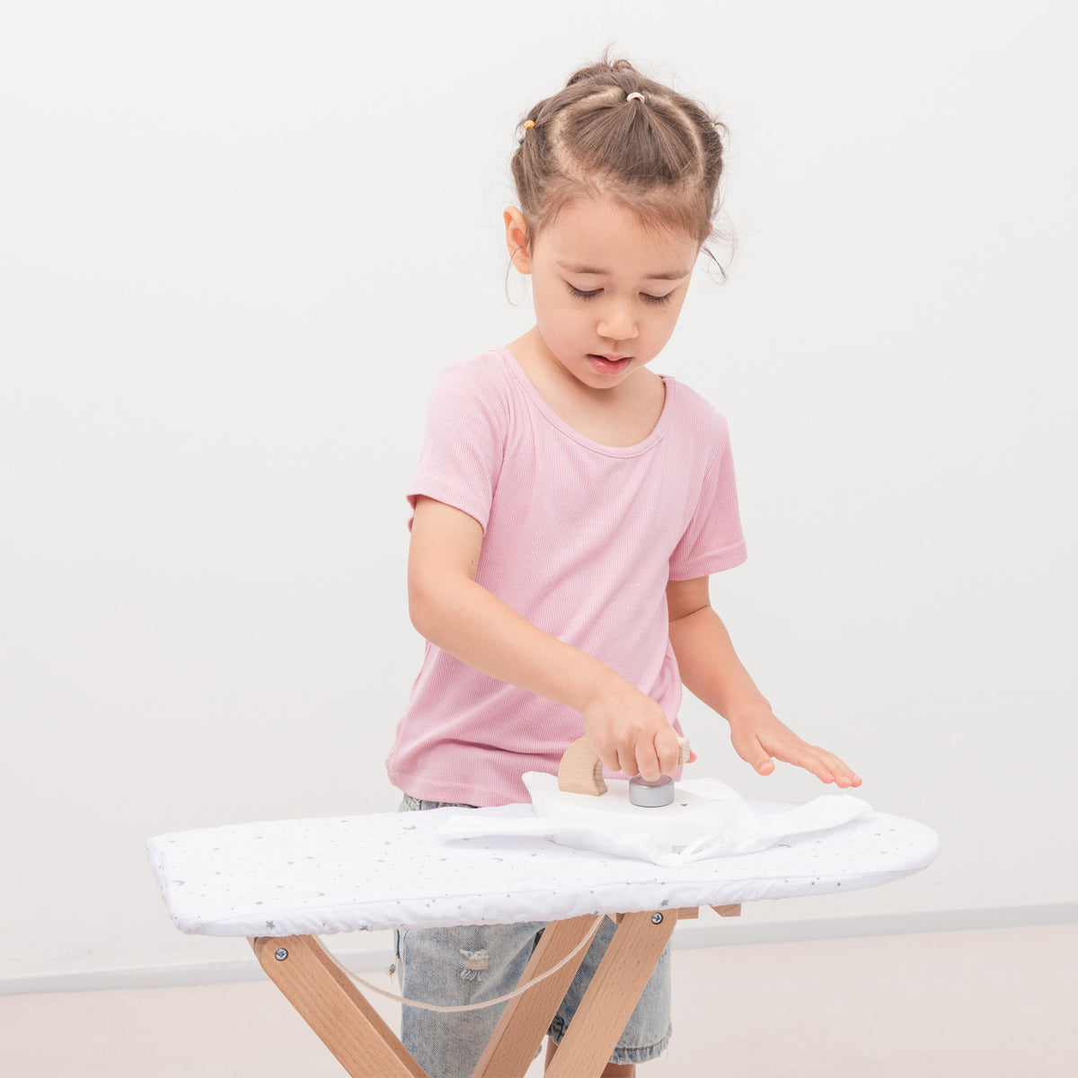 Es ist Waschtag! Mit diesem Bügelbrett und Bügeleisen aus Holz von New Classic Toys können Kinder auf spielerische Weise den Alltag nachahmen und ihre Fantasie entfalten. Das Bügelbrett lädt zum kreativen Spielen ein.