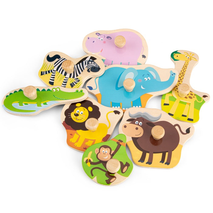 Begib dich auf ein Abenteuer mit diesem hölzernen Safari-Puzzle von New Classic Toys. Mit einem Krokodil, einem Kapbüffel, einem Affen, einem Zebra, einer Giraffe, einem Nilpferd, einem Elefanten und einem Löwen.  Einzelne Puzzleteile
